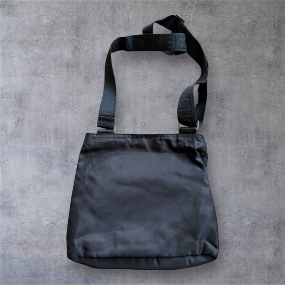 Kenneth Cole Reaction Stylish Black Shoulder Bag/Crossbody - NWOT - Picture 2 of 4